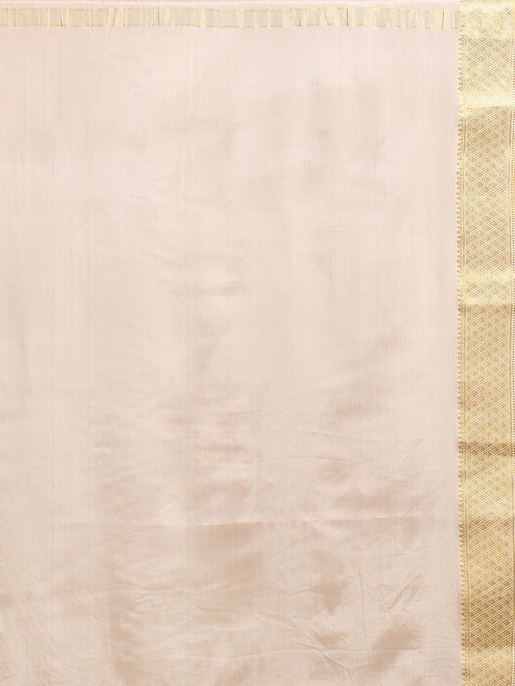 Close up of plain soft cream silk pallu and blouse piece with wide antique gold zari diamond triangle geometric lattice border