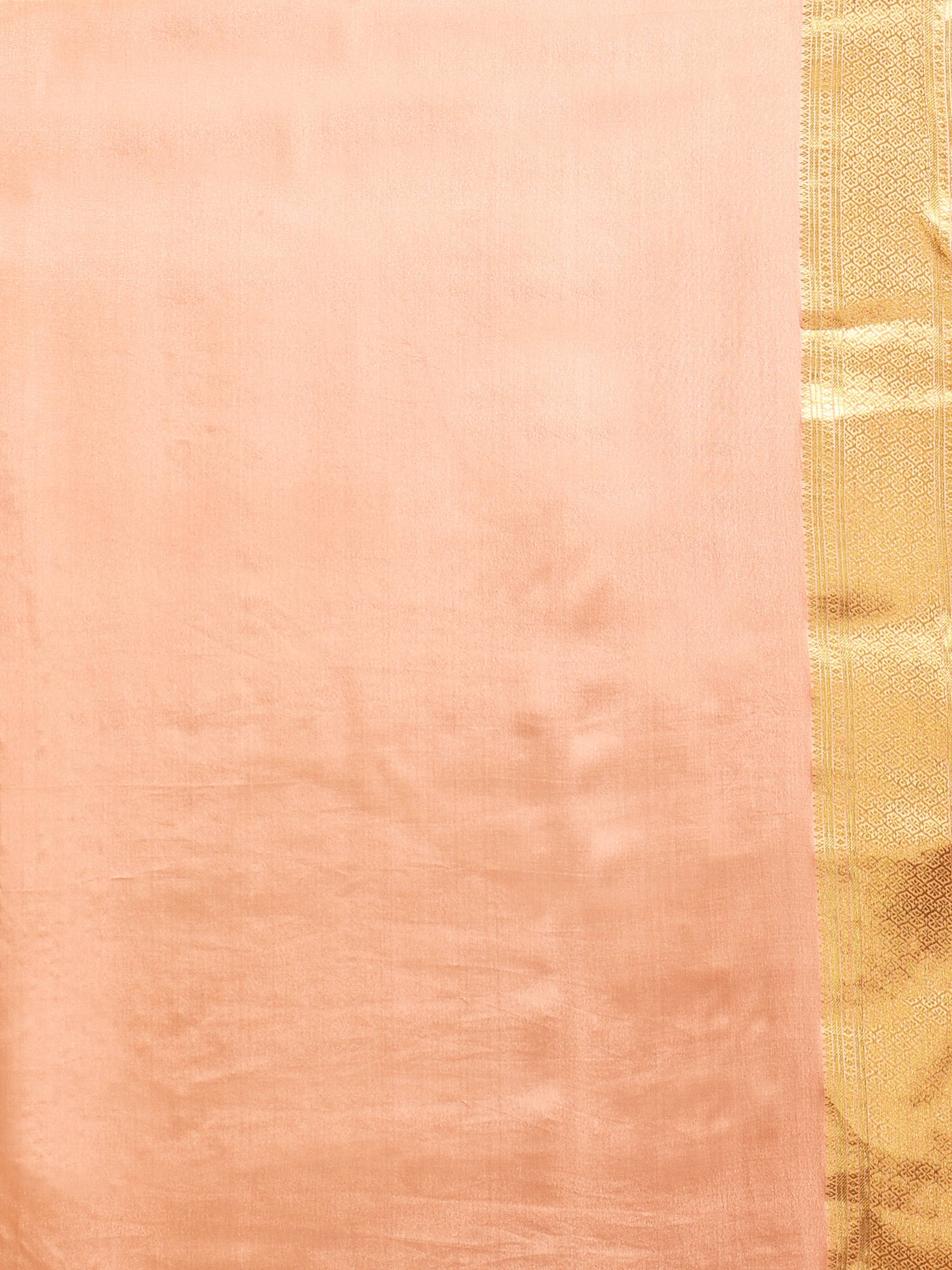 Close up of soft peach pallu with subtle tonal woven dash motifs and antique gold zari border